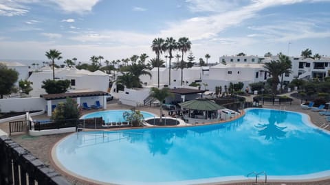 Solarium, Lounge or bar, Swimming pool, sunbed
