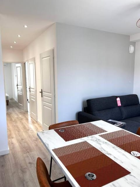 Jaya- 4/6 pers-Standing neuf Hyper centre Terrasse Apartment in Saint-Raphael