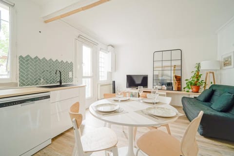 TV and multimedia, Kitchen or kitchenette, Living room, Seating area, Dining area