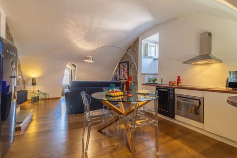 Food close-up, Kitchen or kitchenette, Living room, Seating area, Dining area, dishwasher, oven, stove