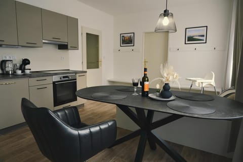 Coffee/tea facilities, Kitchen or kitchenette, Seating area, Dining area, oven, stove