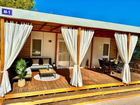 Property building, Patio, Balcony/Terrace, Seating area