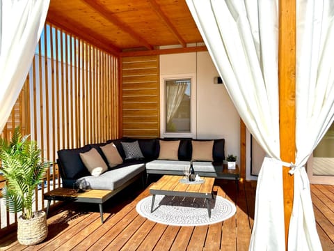 Property building, Day, Balcony/Terrace, Living room, Seating area