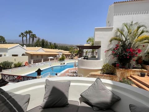 Balcony/Terrace, Seating area, Pool view