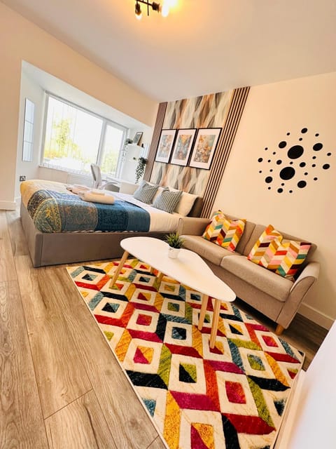 Newly Renovated Private self contained room with Private dedicated Bathroom - Selly Oak Birmingham R2 Bed and Breakfast in Birmingham