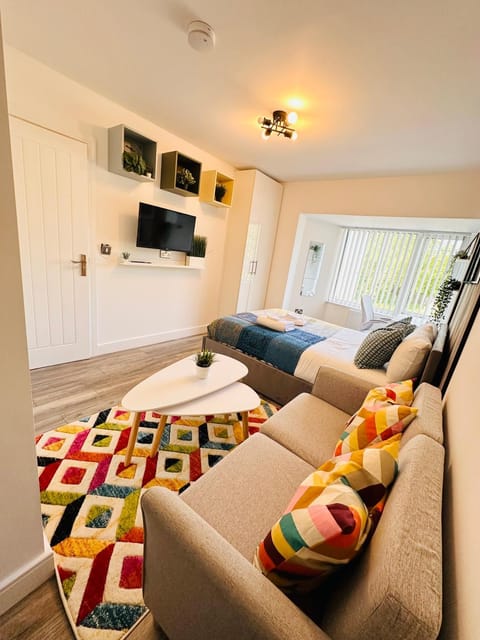 Newly Renovated Private self contained room with Private dedicated Bathroom - Selly Oak Birmingham R2 Bed and Breakfast in Birmingham