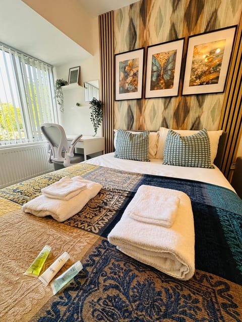 Newly Renovated Private self contained room with Private dedicated Bathroom - Selly Oak Birmingham R2 Bed and Breakfast in Birmingham