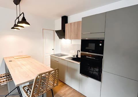 Kitchen or kitchenette, Dining area, oven, stove