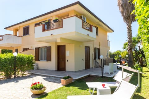 Property building, Spring, Day, Garden, View (from property/room), Balcony/Terrace, Garden view, Street view