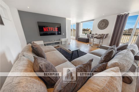 TV and multimedia, Living room, Seating area, Dining area