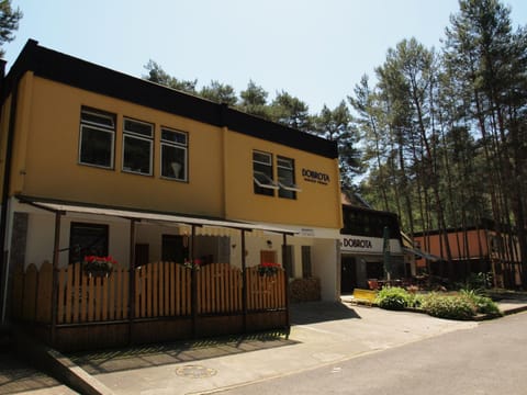 Facade/entrance