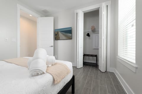 Be a Nomad - Newly renovated 4 blocks to beach Apartment in Jacksonville Beach