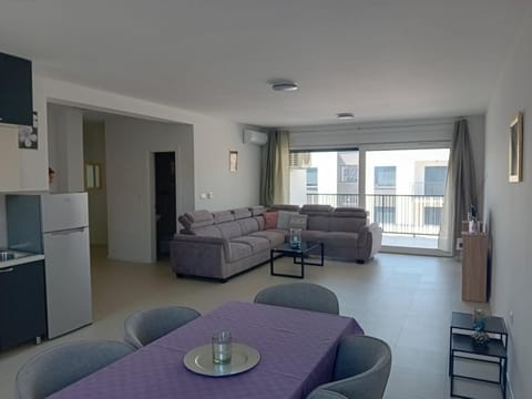 TV and multimedia, Kitchen or kitchenette, Living room, Seating area, Dining area