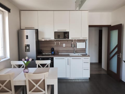 Kitchen or kitchenette, Dining area, dishwasher, minibar, pet friendly, stove