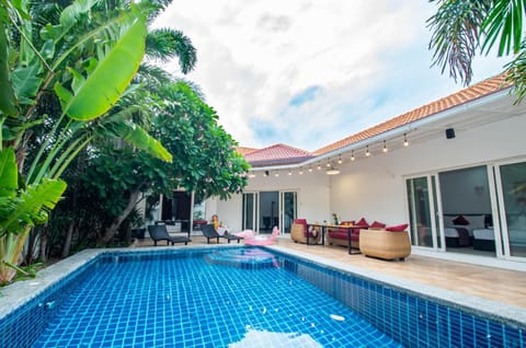 Property building, Day, Garden, Pool view, Swimming pool, sunbed