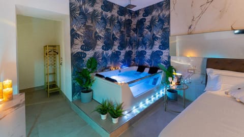 Bed, Hot Tub, Photo of the whole room, Bedroom