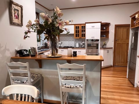 Coffee/tea facilities, Kitchen or kitchenette, Dining area, Breakfast, minibar, pet friendly, stove, toaster