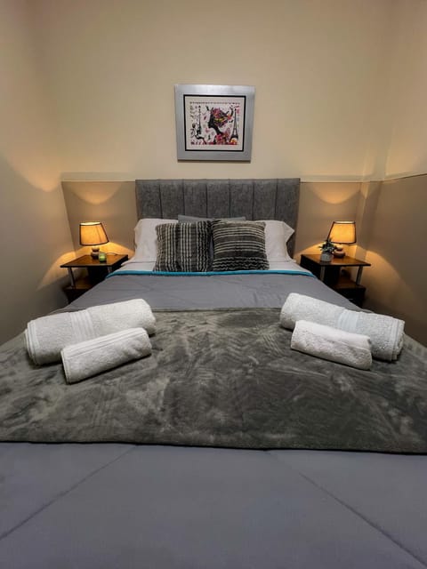 Bed, Bedroom, towels