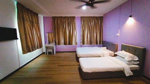 Bed, TV and multimedia, Photo of the whole room, Bedroom, towels