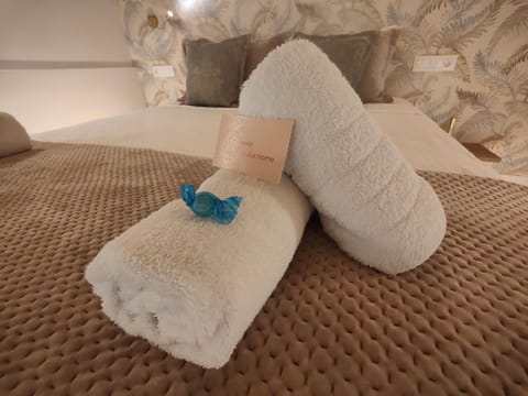 Bed, Bedroom, towels