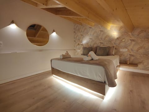 Bed, Decorative detail, Bedroom, towels