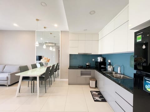 Kitchen or kitchenette, Seating area, Dining area, stove