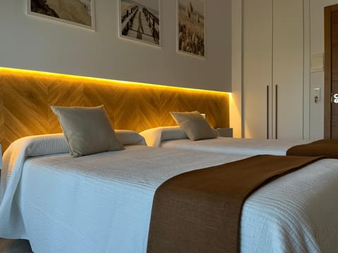 Restaurant/places to eat, Bed, Natural landscape, Photo of the whole room, Bedroom, Dinner, Quiet street view, heating