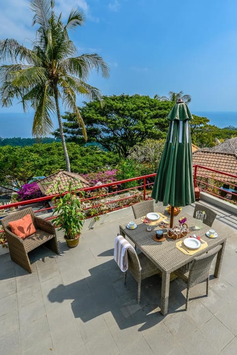 Natural landscape, View (from property/room), Balcony/Terrace, Dining area, Sea view