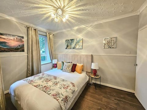 Bed, TV and multimedia, Seating area, Bedroom