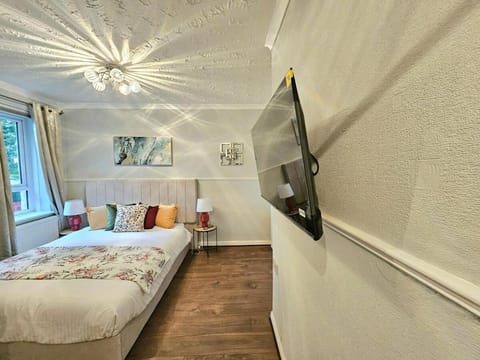 Bed, TV and multimedia, Seating area, Bedroom