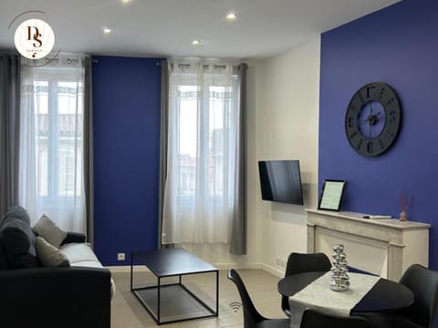 TV and multimedia, Living room, Seating area, hair dresser