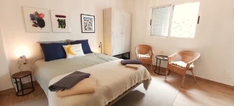 Bed, Decorative detail, Seating area, towels