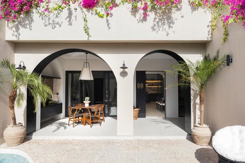 Property building, Day, Balcony/Terrace, Living room, Seating area