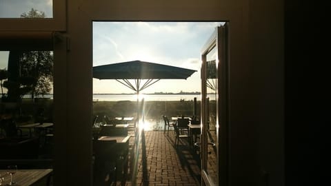Restaurant/places to eat, Lake view