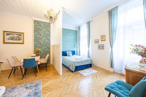 Bed, Living room, Photo of the whole room, Seating area, Bedroom