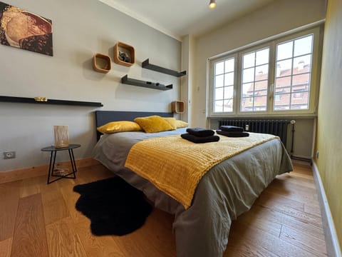 Bed, Photo of the whole room, Bedroom, towels