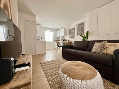 TV and multimedia, Kitchen or kitchenette, Living room, Seating area