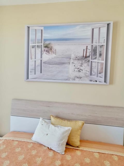 Bed, Photo of the whole room, Decorative detail, Bedroom