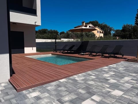 Swimming pool, sunbed