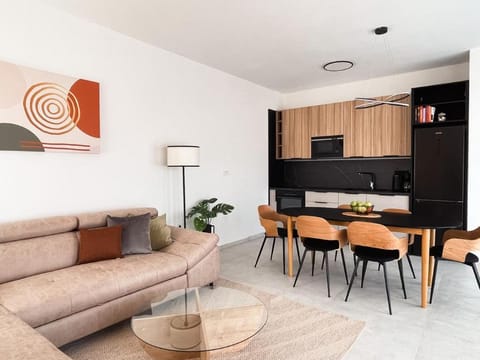 TV and multimedia, Kitchen or kitchenette, Living room, Seating area, Dining area, oven