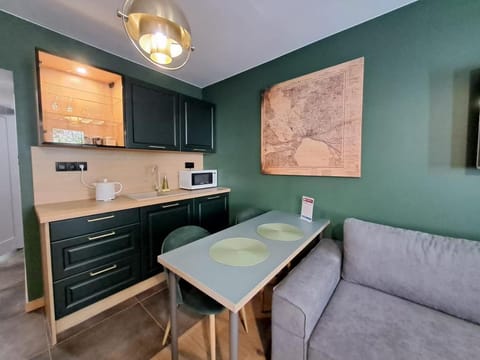 Kitchen or kitchenette, Living room, Seating area, Dining area, oven, stove