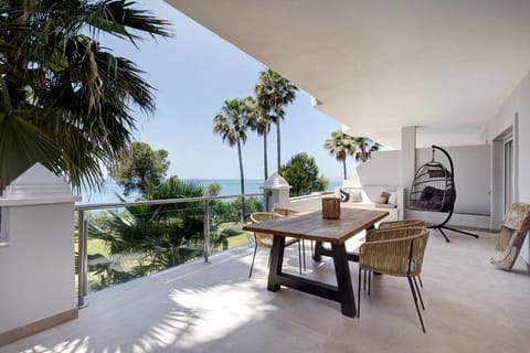 Natural landscape, Balcony/Terrace, Seating area, Dining area, Sea view