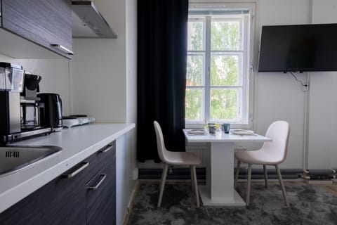 Coffee/tea facilities, Kitchen or kitchenette, Dining area