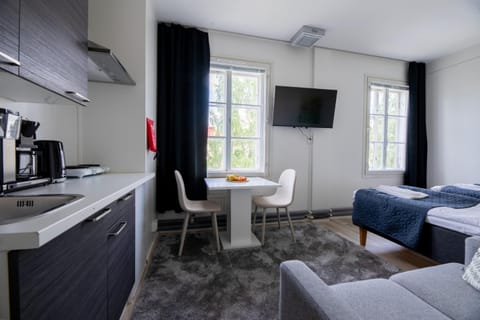 TV and multimedia, Coffee/tea facilities, Kitchen or kitchenette, Photo of the whole room, Dining area