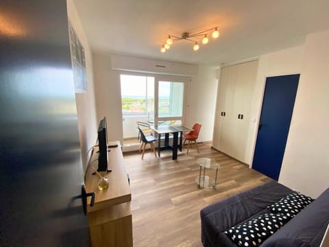 Bed, Seating area, Dining area