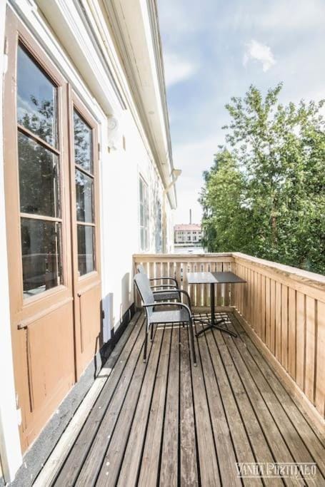 Keskusta sviitti parvekkeella ja pyykinpesukoneella Vanha Postitalo Apartment in Finland