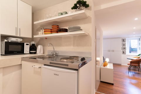 Coffee/tea facilities, Kitchen or kitchenette, stove, toaster