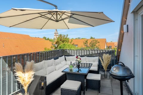 Nearby landmark, Day, Night, BBQ facilities, View (from property/room), Balcony/Terrace, Balcony/Terrace, Banquet/Function facilities, Decorative detail, Seating area, Dining area, Sunrise, Sunset