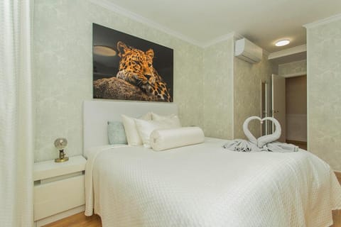 Bed, Photo of the whole room, towels, air conditioner