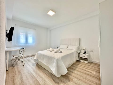 Bed, TV and multimedia, Photo of the whole room, Bedroom